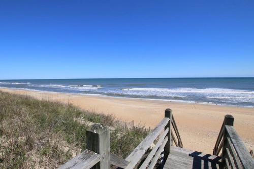 beach access boardwalk from Duck vacation rental to the beach