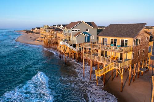 homes in Buxton showing how dangerous the beach erosion has gotten