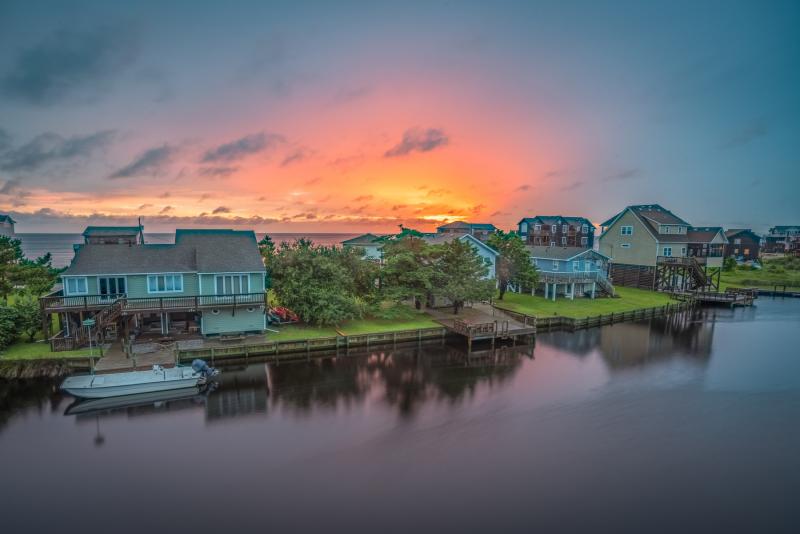 outer banks homes along the water